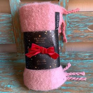 NWT Victoria’s Secret Holiday 2020 Plush Plaid Scarf 82x12”